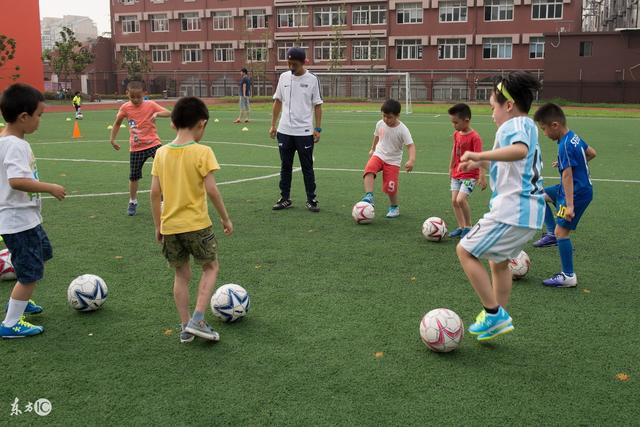 梅西入选FIFA最佳球员候选 记者：是对足球的侮辱